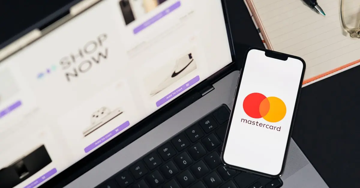 Comparing Smart Shop Formats: Physical vs Online